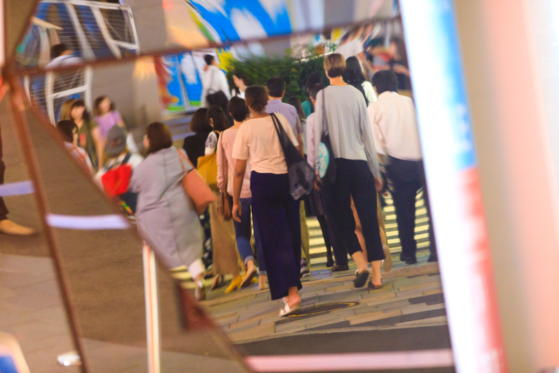 若者の人混み。