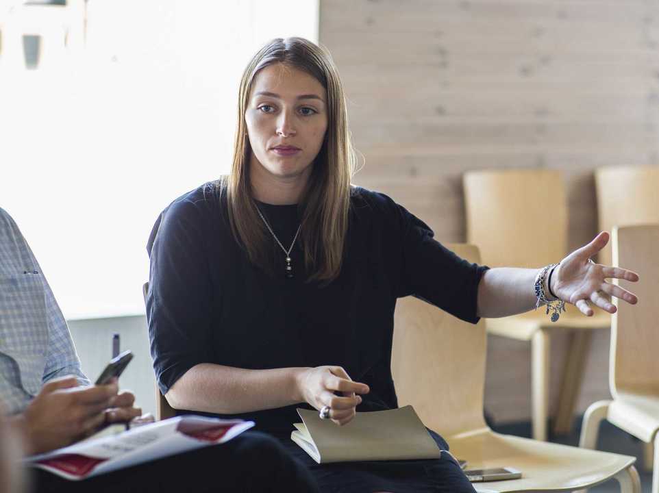 不安そうな女性