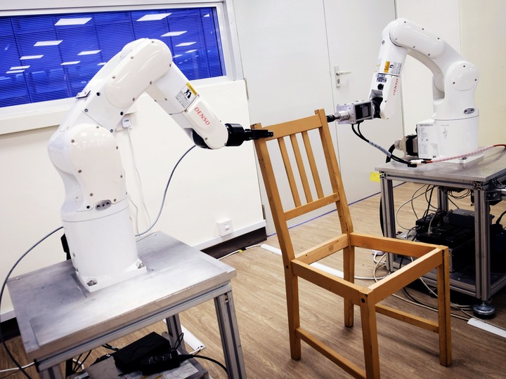 プログラミングに3年 —— 面倒なイケア家具の組み立て、ロボットが20分で完了