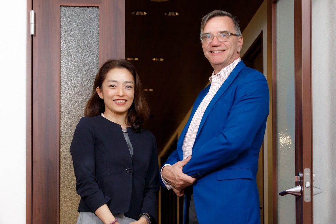 佐々木裕子さん(左)とビル・バーネットさん(右)。