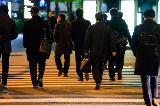 夜の街を歩くサラリーマン