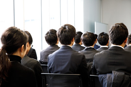 調査：ミレニアル世代の43%は2年以内に転職する —— 職場に止まる理由は収入じゃない