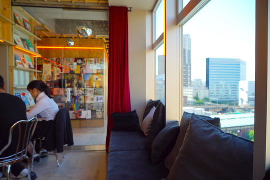 寝カフェ系 本屋が新宿で増殖中 消えゆくリアル書店を救うか カフェ難民にも朗報 Business Insider Japan