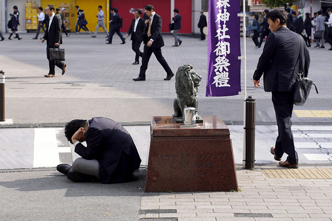 項垂れる若いサラリーマン