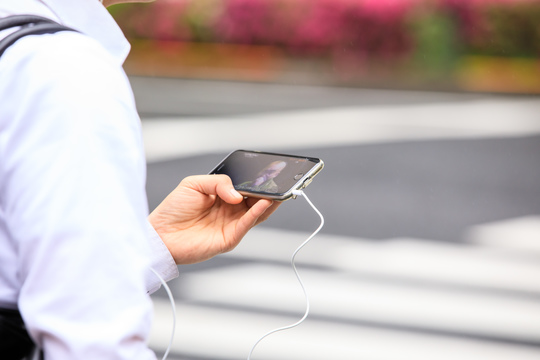 スマホで視聴する男性。