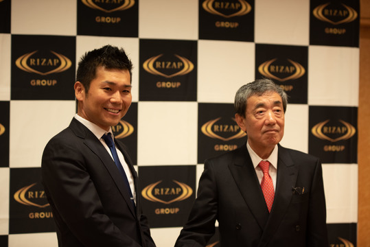 RIZAP(左)とカルビーCEOの松本晃氏(右)