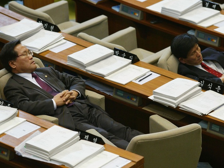 生産性や出生率が上がる? 韓国、1週間の労働時間の上限を52時間に引き下げ