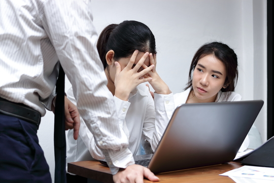 部下を叱責する上司のイメージ
