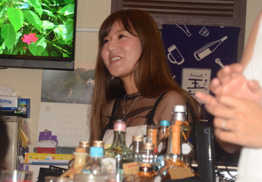 他の客にも拍手 料金は空き瓶と時給で見抜け スナックデビューの心得 Business Insider Japan