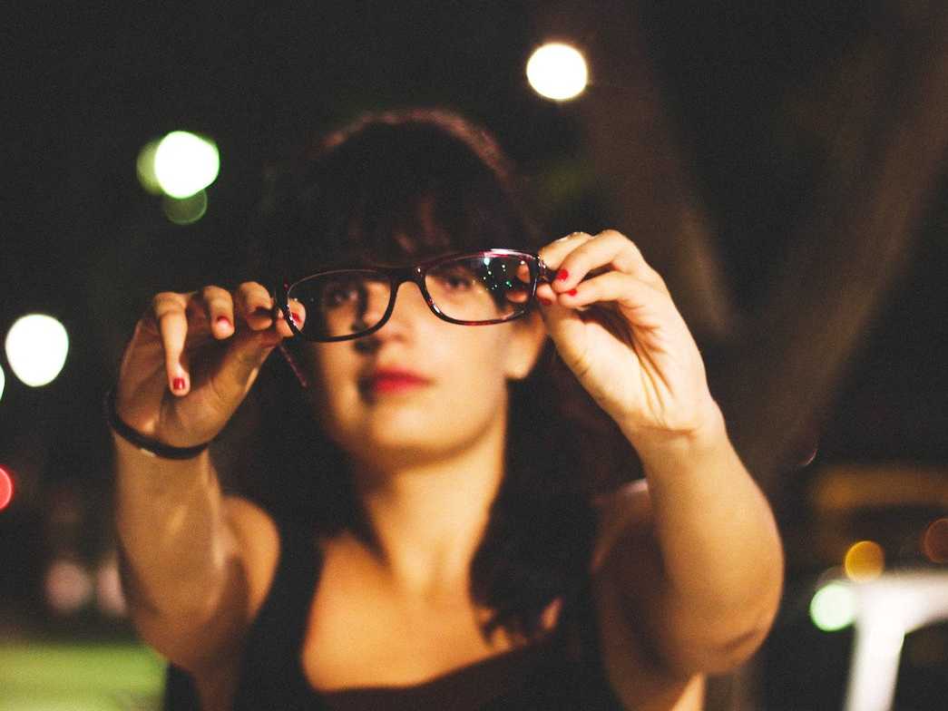 メガネ越しの女性