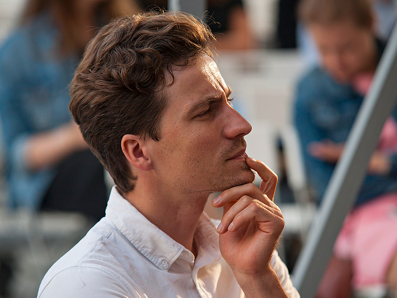 物思いにふける男性