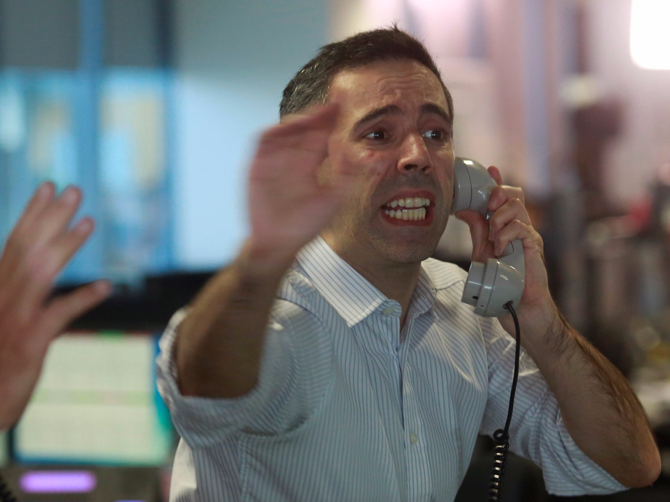 電話口で怒る男性