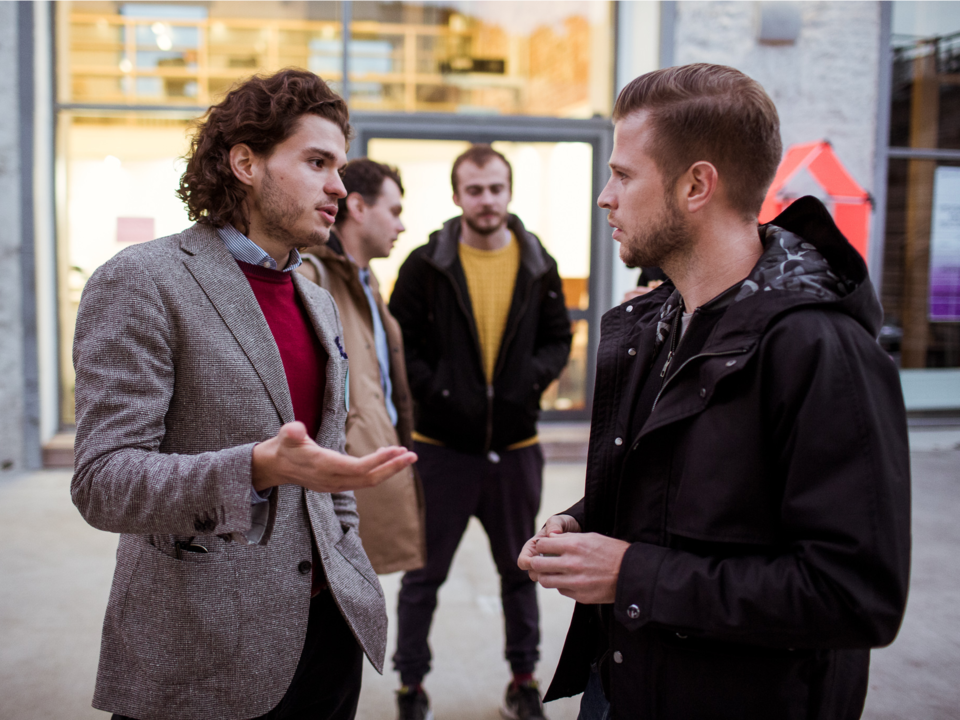 立ち話をする男性