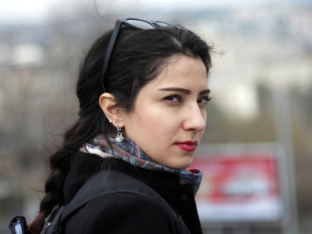 冷たい視線を投げる女性