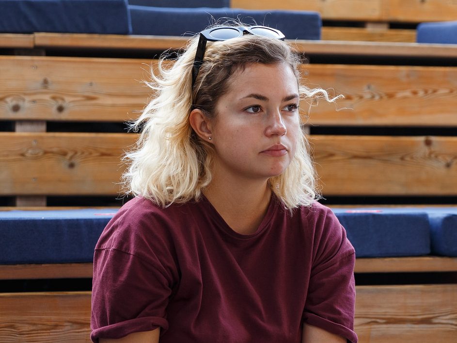 真剣な表情の女性