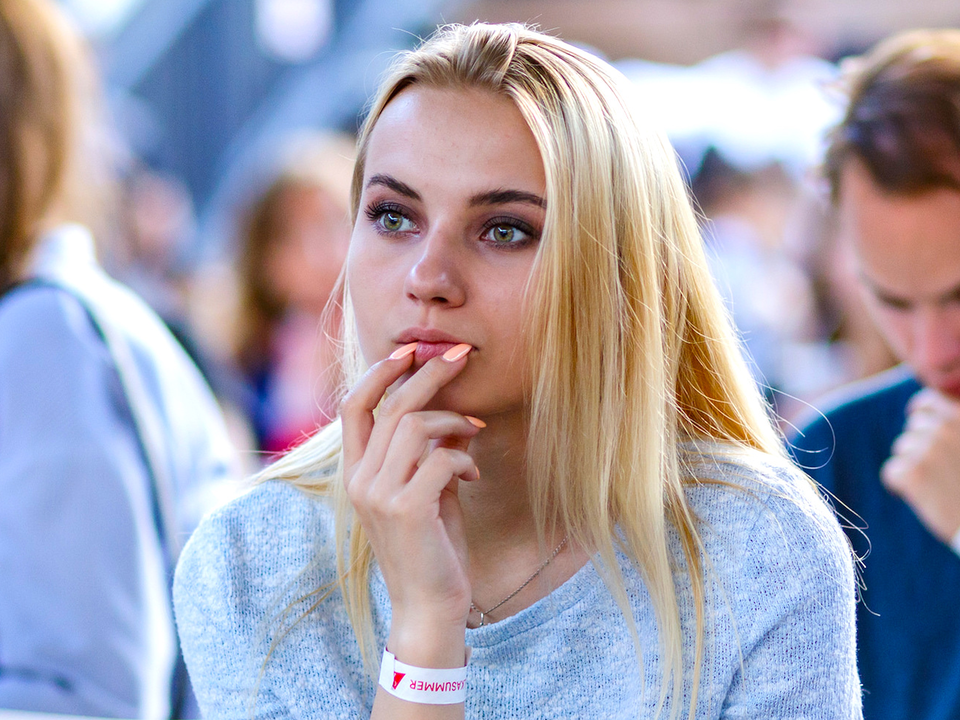 考え事をする女性