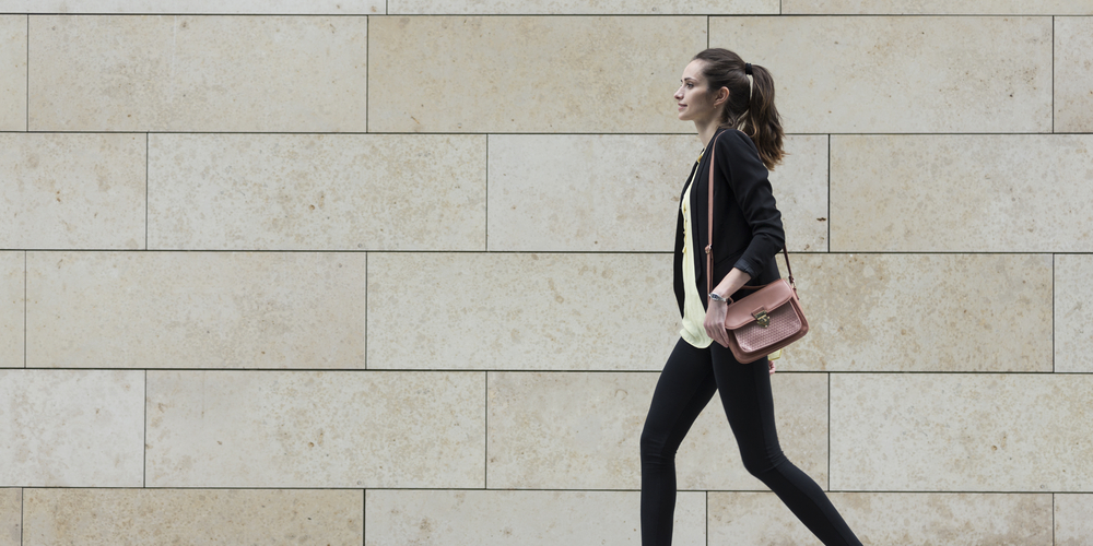 ひとり歩く女性