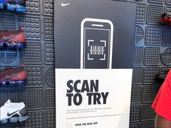 ザ・グローブにあるナイキの店舗に掲示されたポスター