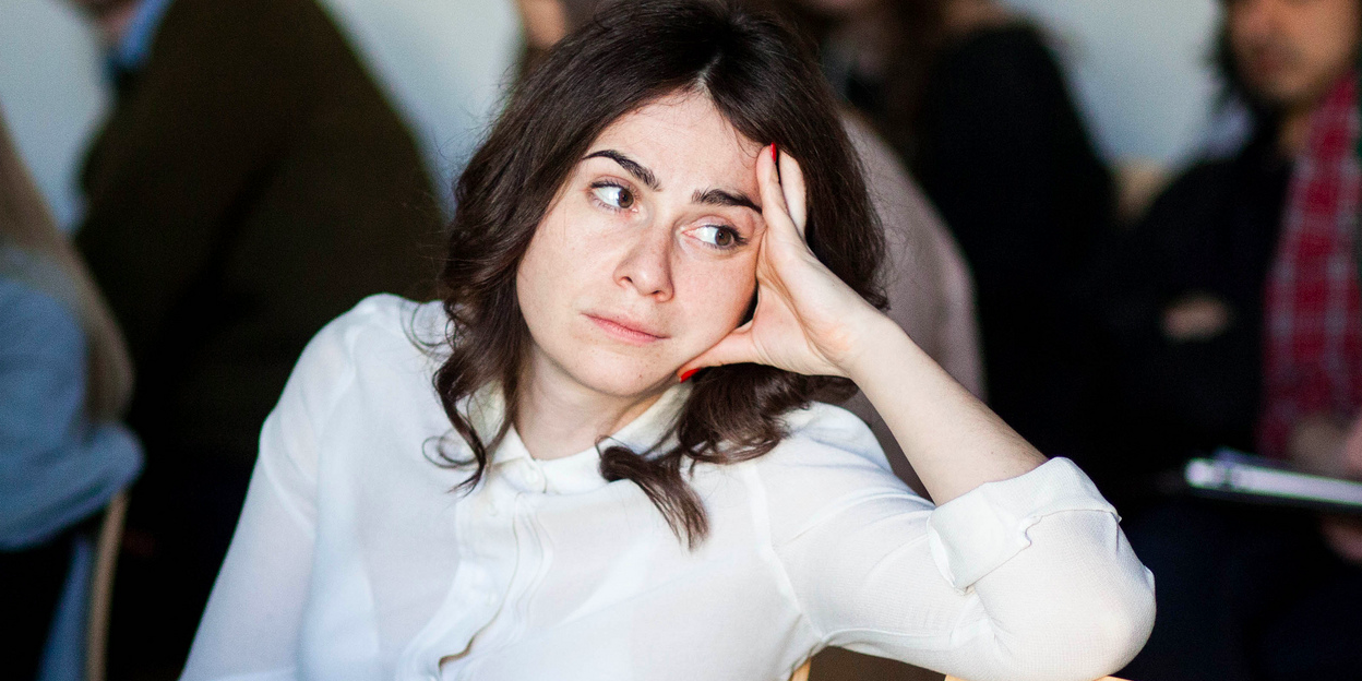 頬杖をつく女性