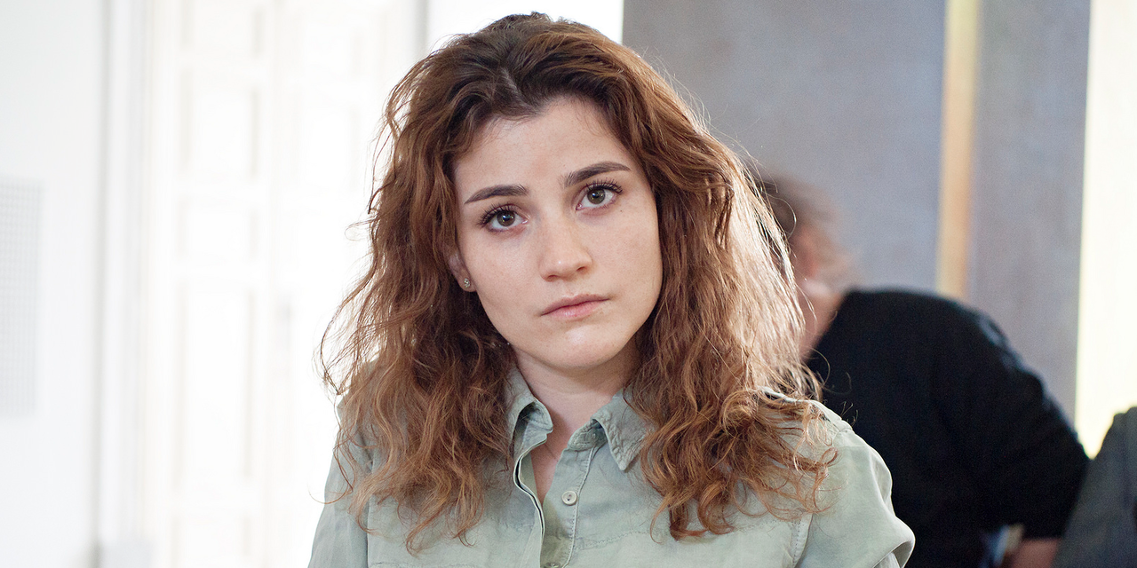 真剣な表情の女性