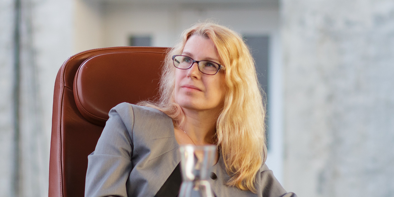 遠くを見つめる女性