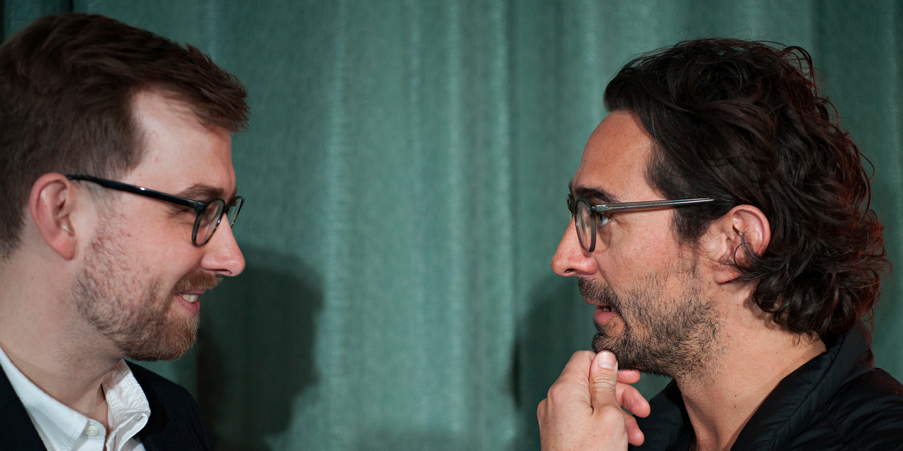 向かい合う男性