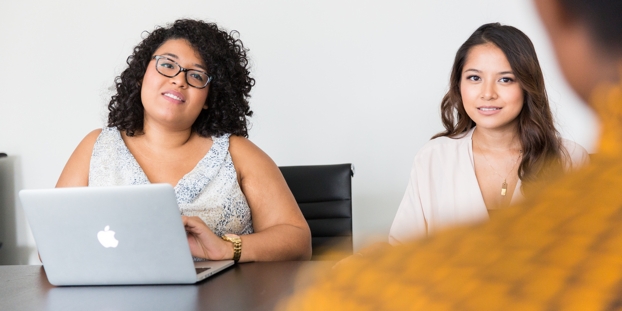 女性2人と向かい合う男性