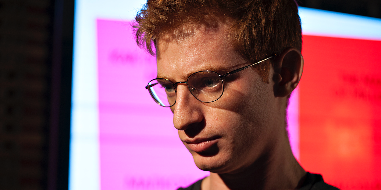 真剣な表情の男性