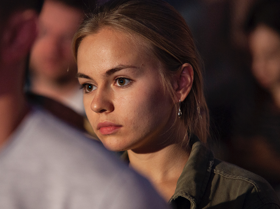 真剣な表情の女性