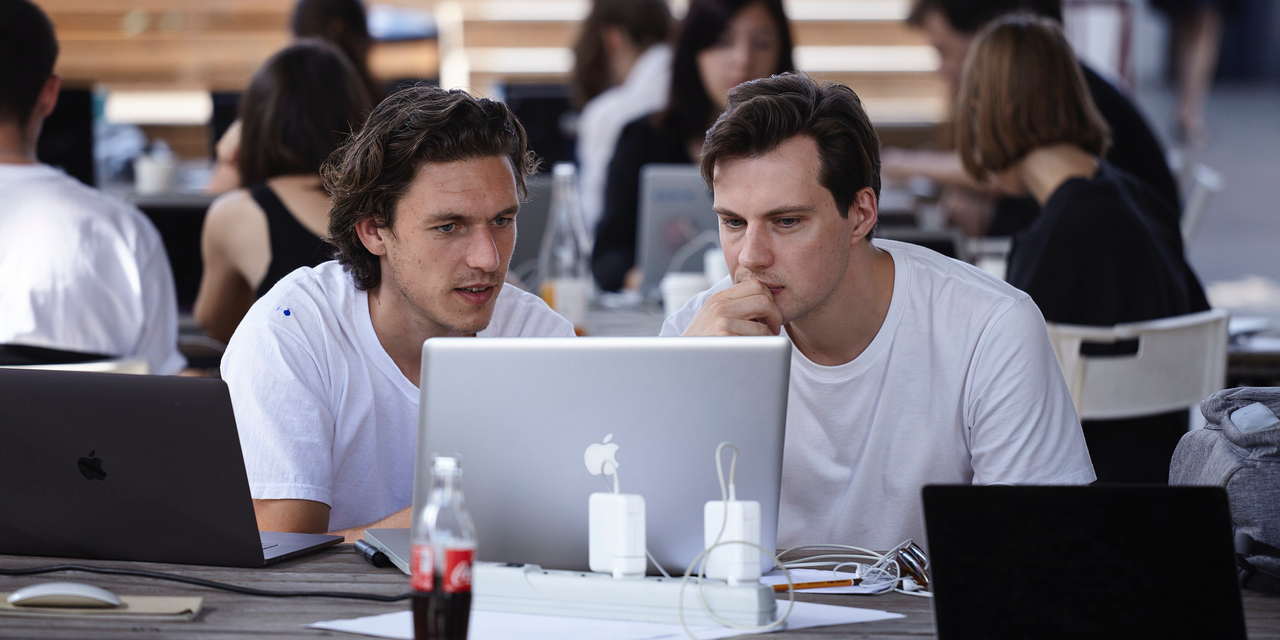 PCを見ながら話し合う2人