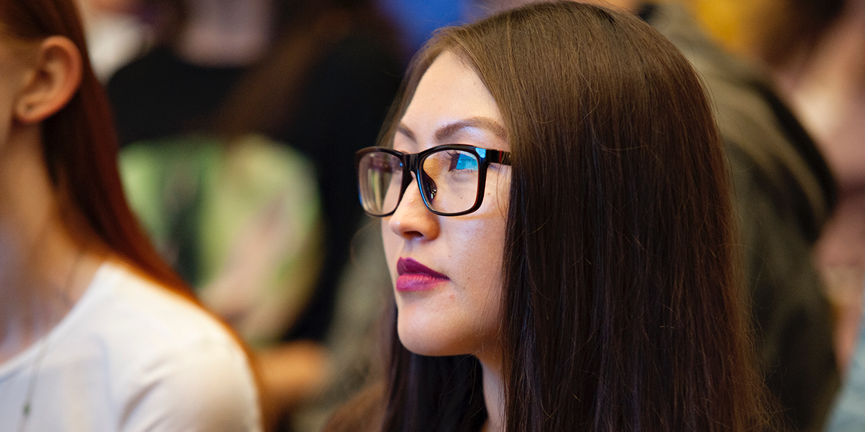 遠くを見つめる女性