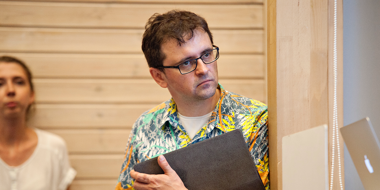 様子をうかがう男性