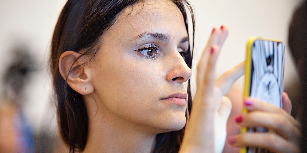 スマートフォンを使う女性