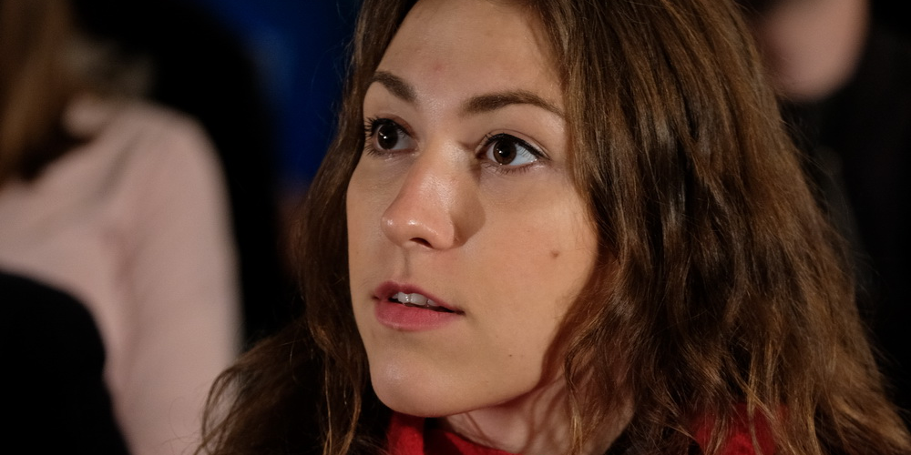 上を見上げる女性