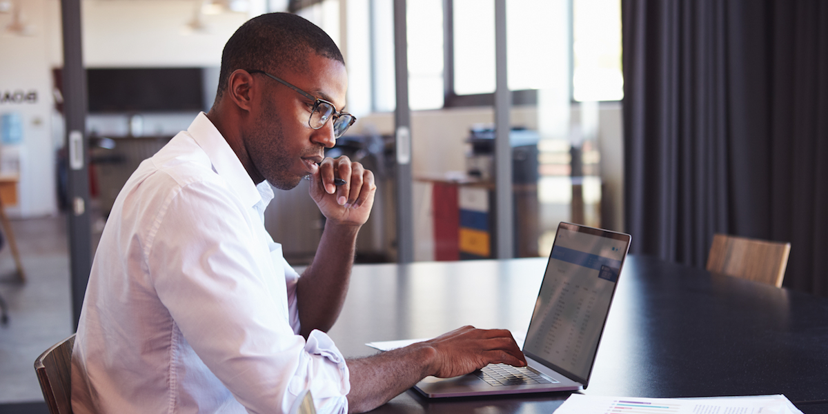 PCに向かう男性
