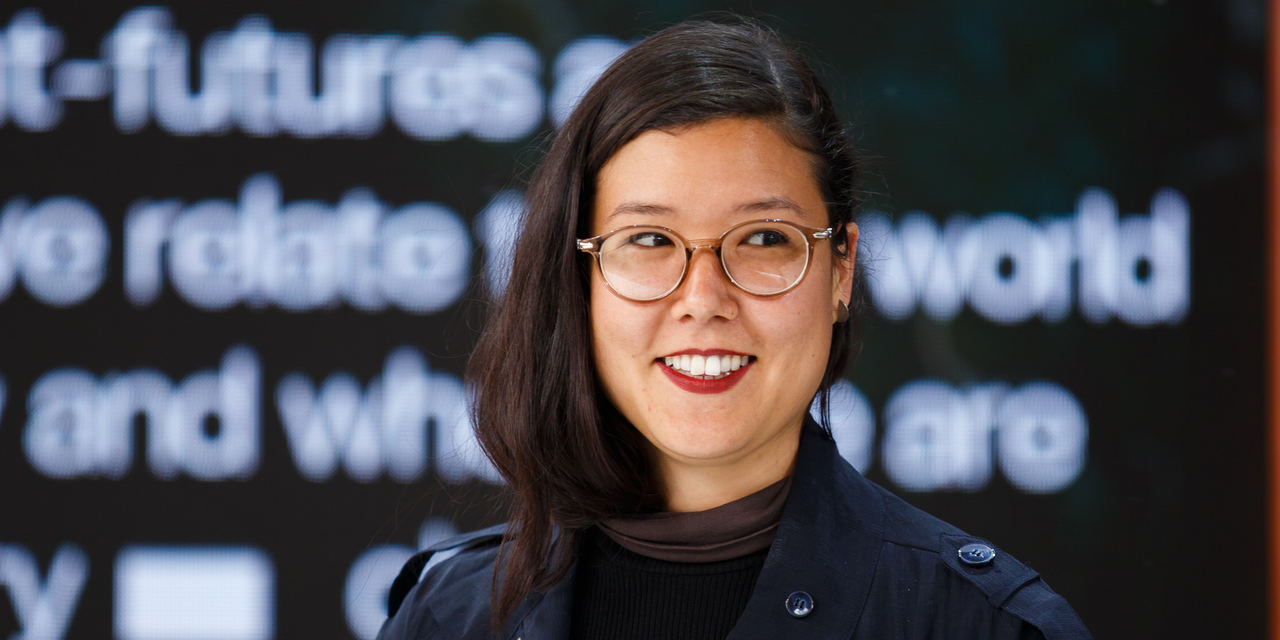 困ったような笑顔を浮かべる女性