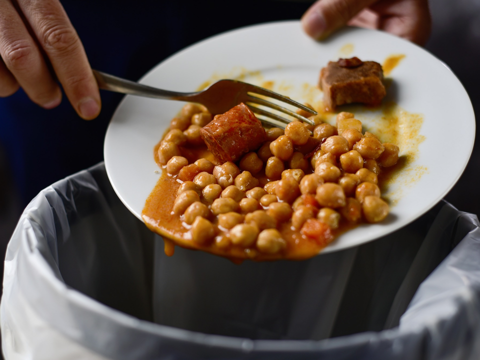 残った料理を捨てる
