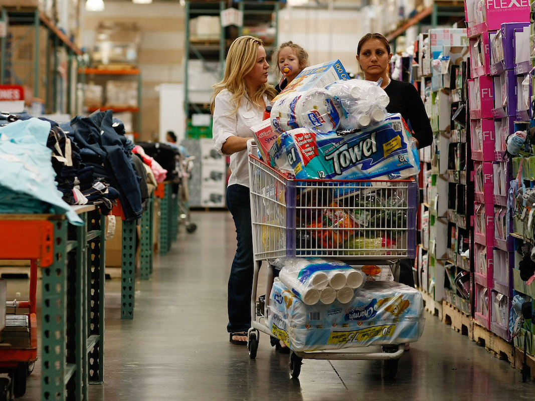 スーパーで買い物をする人