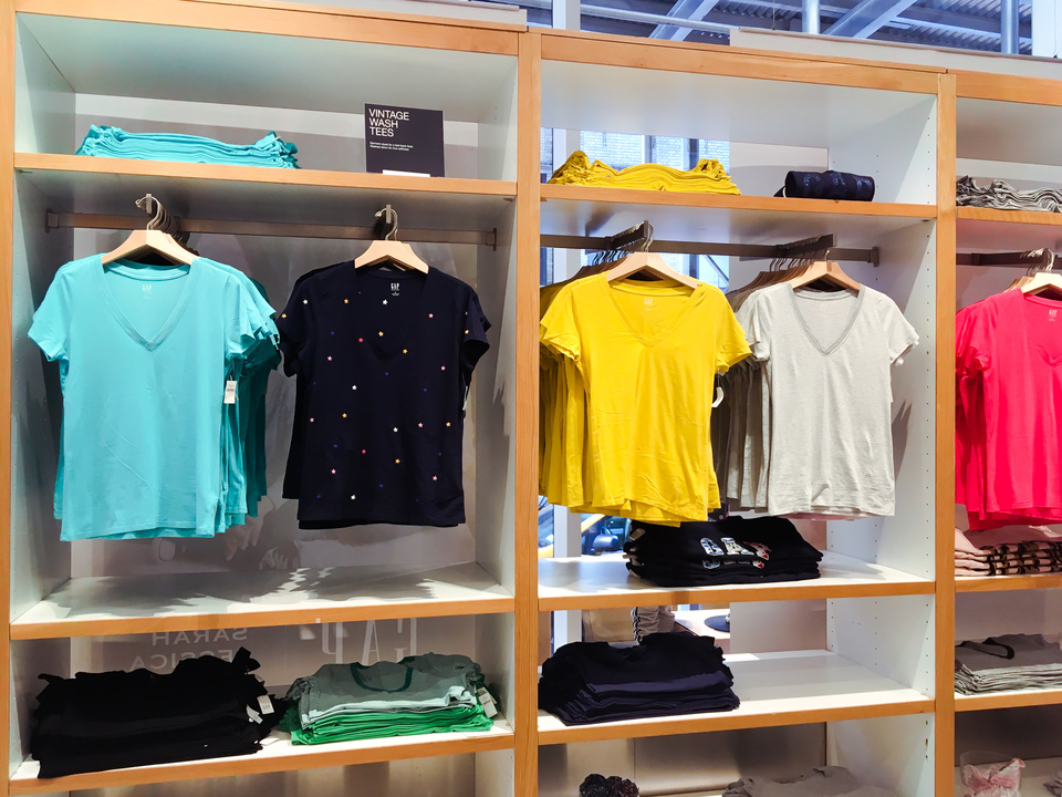 オールドネイビー OLD NAVY モカシン調 スリッポン グリーン 緑 サイズ6 レディース オールドネイビー デニムパンツになります。 濃紺の定番の5ポケットのストレートタイプのデニムパンツになります。 オンスは軽めでワンウォッシュで柔らかく履き心地も抜群です。.