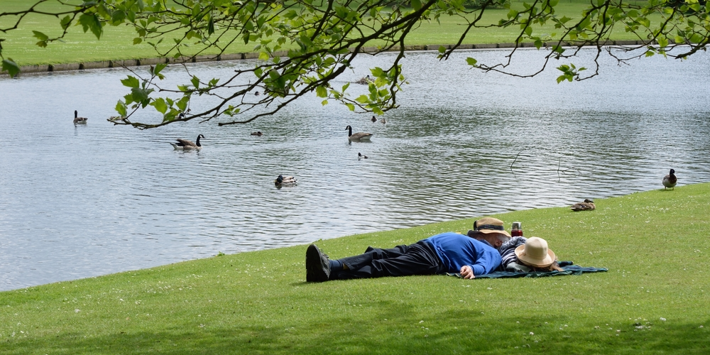 水辺で昼寝をする人たち