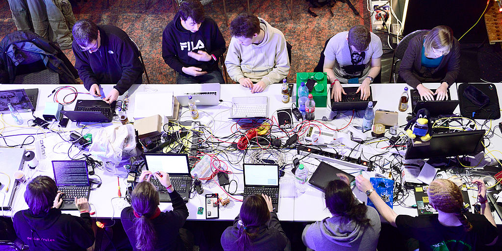 PCで作業をする人たち