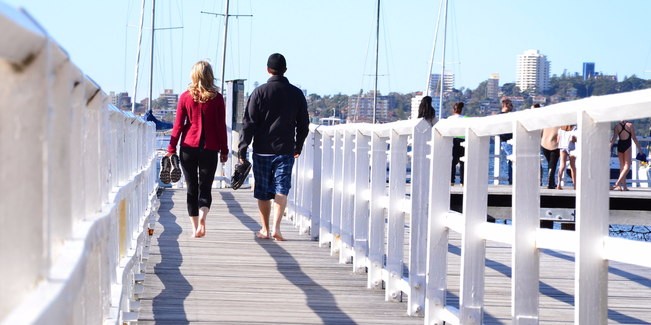 桟橋を歩くカップル