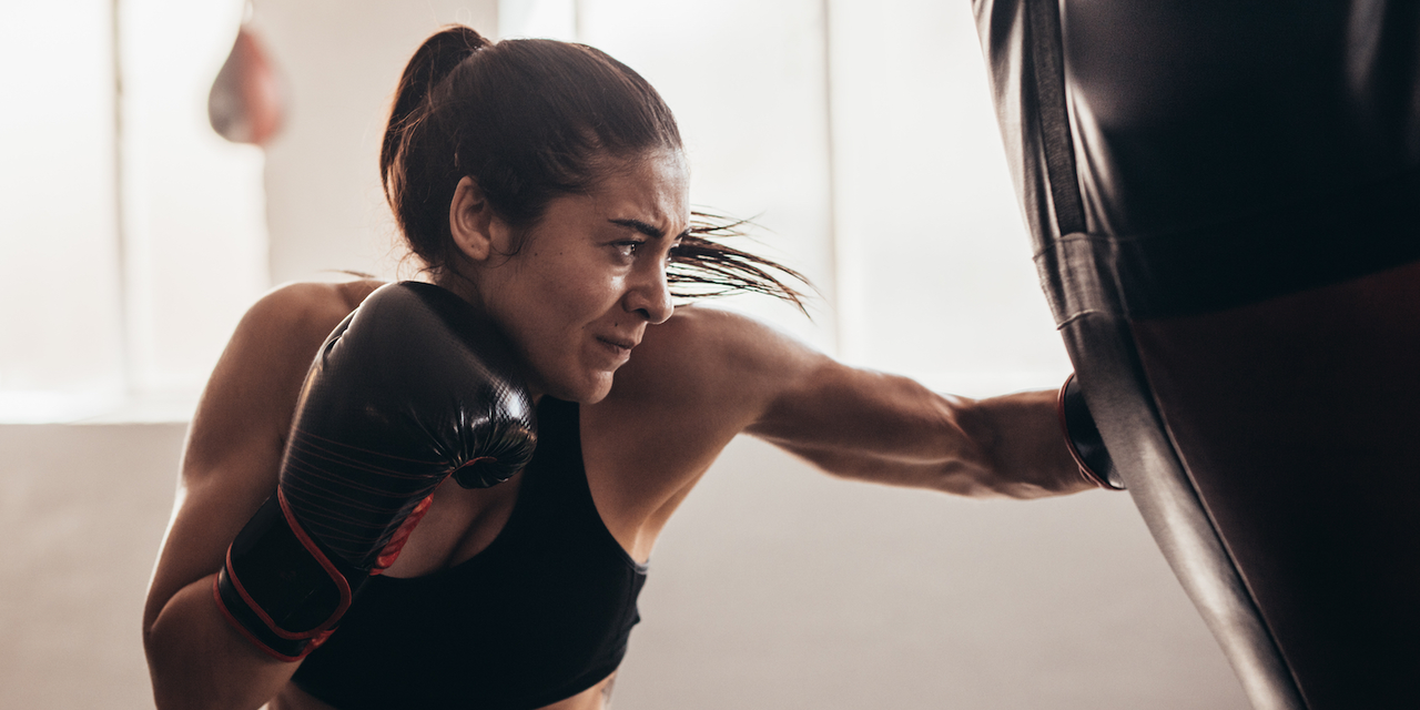 ボクシングをする女性