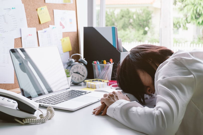 オフィスで寝ている人