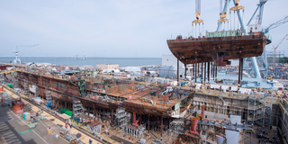 建造中の原子力空母「ジョン・F・ケネディ」