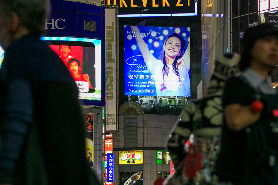 安室奈美恵さんのDVDの広告
