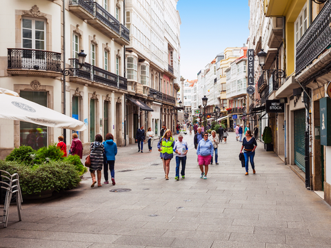 創業の地を守り続けるzara 拡大する本社はスペインの小さな市を劇的に変えた Business Insider Japan