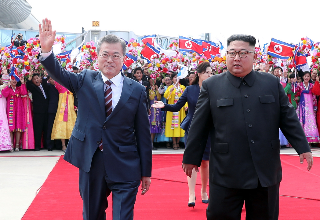 南北首脳会談を前に歓迎式典に出席した韓国の文在寅大統領(左)と北朝鮮の金正恩委員長