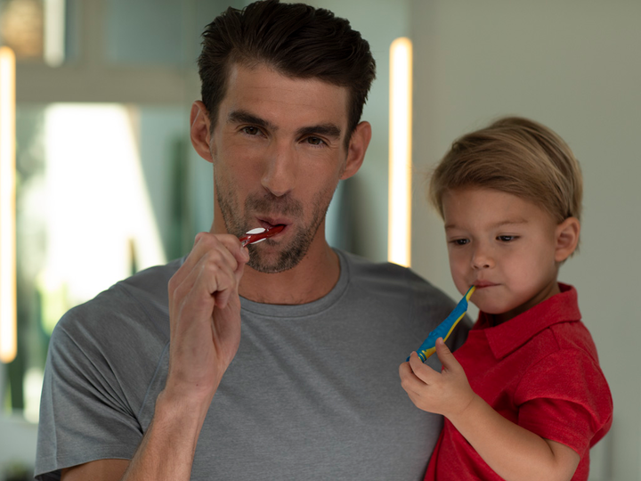 子どもと歯磨きをするフェルプス氏