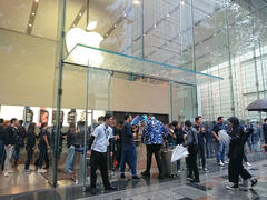 土砂降りのApple表参道に行列250人、iPhone XS/XS Max発売セレモニーに見た期待感 ── XR発売時はどうなる？